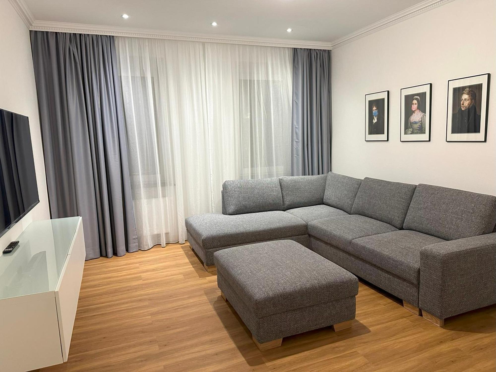 In Bad Wilhelmshoehe Mit Grossem Balkon Im Gruenen Und Kostenfreien Parkplaetzen *